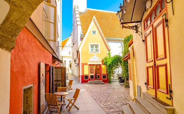 accogliente strada stretta nella vista della città vecchia di tallinn, estonia - tallinn foto e immagini stock
