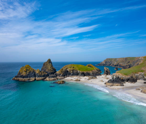 kynance cove and beach near the lizard peninsula, cornwall, england - lizard point imagens e fotografias de stock