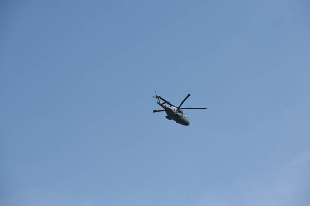 ロンドン、イングランド、2022年6月2日 - イギリス海軍のヘリコプターがクイーンズ・ジュビリー・セレブレーション・フライオーバーへのルートで編隊を組んで飛行 - queens jubilee ストックフォトと画像