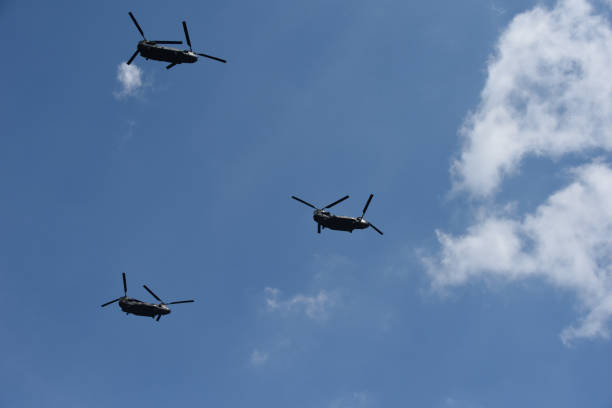 ロンドン、イングランド、2022年6月2日 - イギリス海軍のヘリコプターがクイーンズ・ジュビリー・セレブレーション・フライオーバーへのルートで編隊を組んで飛行 - queens jubilee ストックフォトと画像