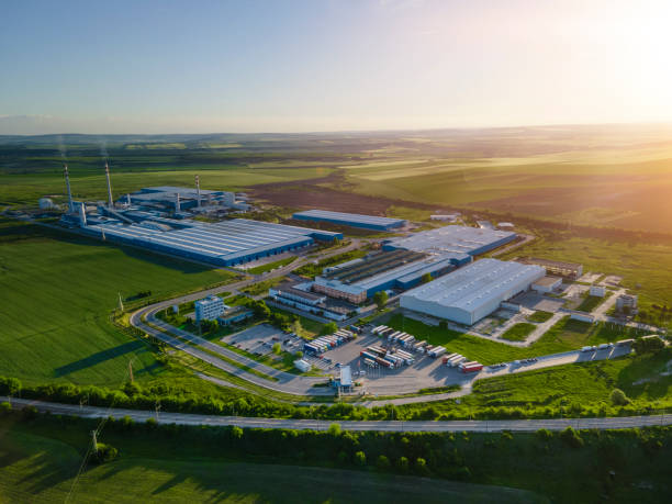 industrie umgeben von grüner natur, luftbild. - factory green industry landscape stock-fotos und bilder