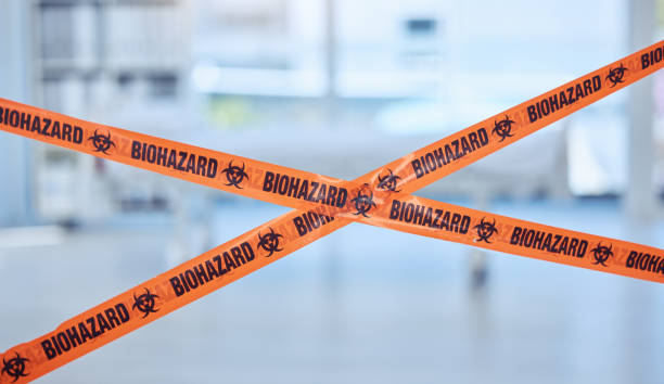 Closeup of biohazard tape blocking prohibited area. Caution tape is used as warning for quarantine hospital room. Toxic empty hospital room in pandemic. Orange security tape blocking hospital room primer plano de la cinta de riesgo biológico que bloquea el área prohibida. la cinta de precaución se utiliza como advertencia para la habitación del hospital de cuarentena. habitación de hospital vacía tóxica en pandemia. cinta de seguridad naranja