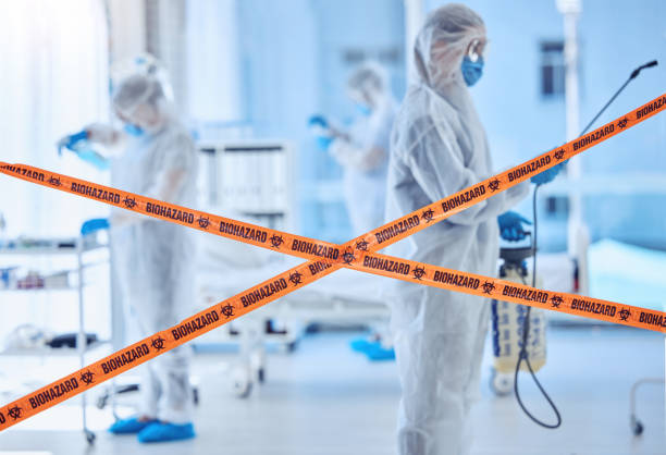 équipe de biohazard nettoyant une chambre d’hôpital. des collègues scientifiques santisent ensemble un hôpital. équipe médicale utilisant un antiseptique pour stériliser une pièce. biochimiste nettoyant ensemble un hôpital - symbole de résidus biologiques photos et images de collection