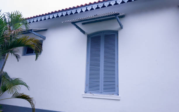 istock Wide window of colonial style building 1400620839