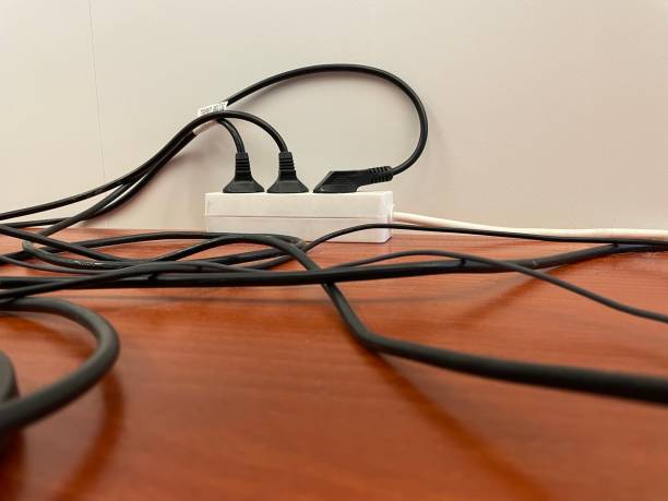 istock Wires and the power point on the desktop 1400620898