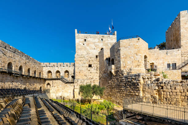 イスラエルのエルサレム旧市街のダビデの塔の要塞の中庭、壁、考古学的遺跡 - tower of david ストックフォトと画像
