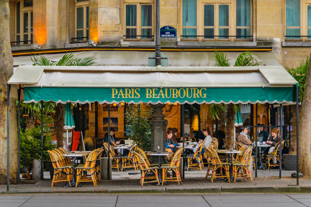 coffe restaurant außenfassade, paris, frankreich - people winter urban scene chair stock-fotos und bilder