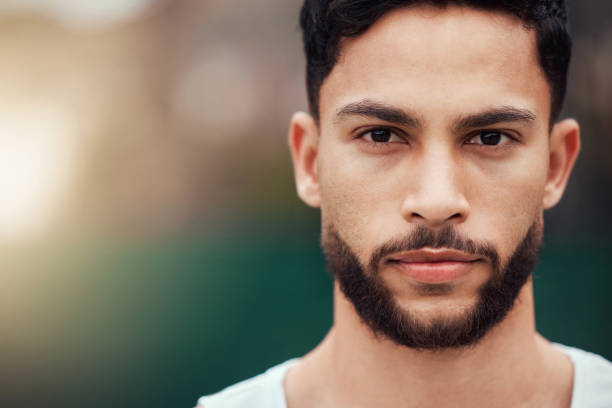 retrato da cabeça de um sério tenista de corrida mista na quadra com espaço de cópia. focado em se encaixar confiante profissional de esportes hispânicos sozinho no clube esportivo. pronto para o jogo atlético e saudável - focus on face - fotografias e filmes do acervo