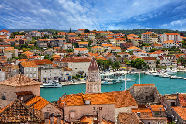 trogir, croazia, vista panoramica della città, destinazione turistica croata. - traù foto e immagini stock