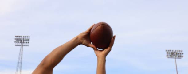istock Catching the football 1400635390