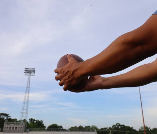 istock Catching the football 1400635400