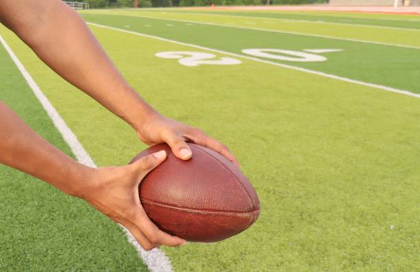 istock Catching the football 1400635402