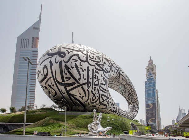 muzeum przyszłości, wejście i ramię lustrzane, sheikh zayed road, jumeirah emirates towers, w ciągu dnia. - sheik zayed road obrazy zdjęcia i obrazy z banku zdjęć