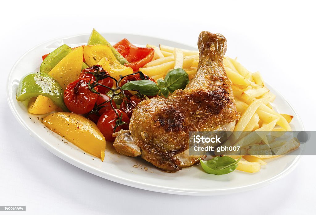 Cuisse de poulet rôti, frites et légumes - Photo de Aliment libre de droits