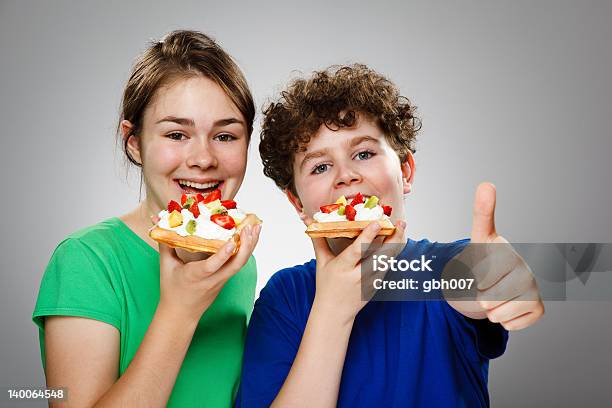여자아이 및 남자아이 식사 와플 아이스크림 과일 14-15 살에 대한 스톡 사진 및 기타 이미지 - 14-15 살, 2명, 과일