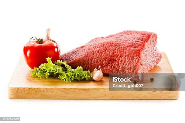 La Carne Fresca Sobre Tabla De Cortar Primas Foto de stock y más banco de imágenes de Ajo - Ajo, Alimento, Bistec