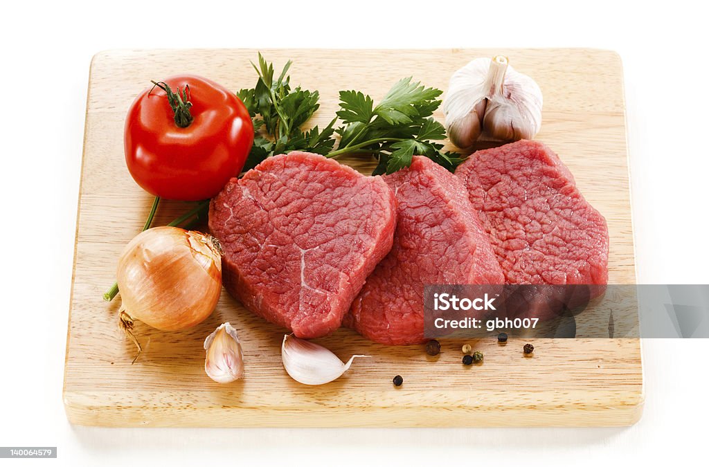 Carne fresca cruda sul Tagliere - Foto stock royalty-free di Aglio - Alliacee