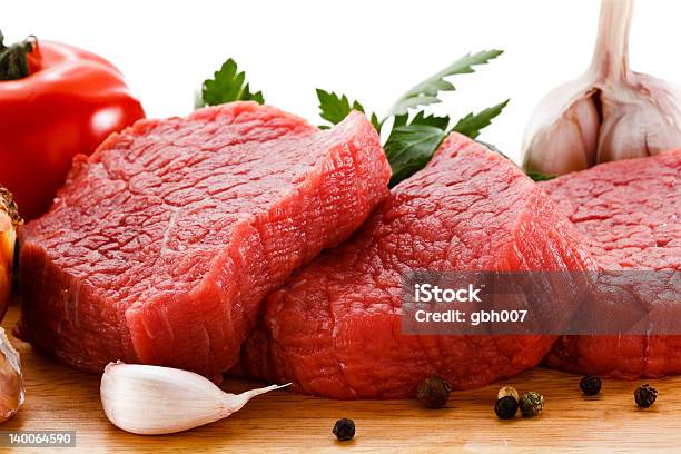 Foto de Cru Fresco Na Tábua De Carne e mais fotos de stock de Alho - Alho, Bife, Carne