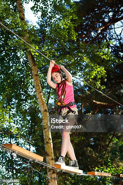 Mädchen Klettern In Den Adventure Park Stockfoto und mehr Bilder von 14-15 Jahre - 14-15 Jahre, Abenteuer, Aktivitäten und Sport