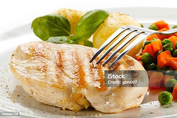 Gegrilltes Fleisch Und Gemüse Stockfoto und mehr Bilder von Basilikum - Basilikum, Essbare Verzierung, Essen am Tisch