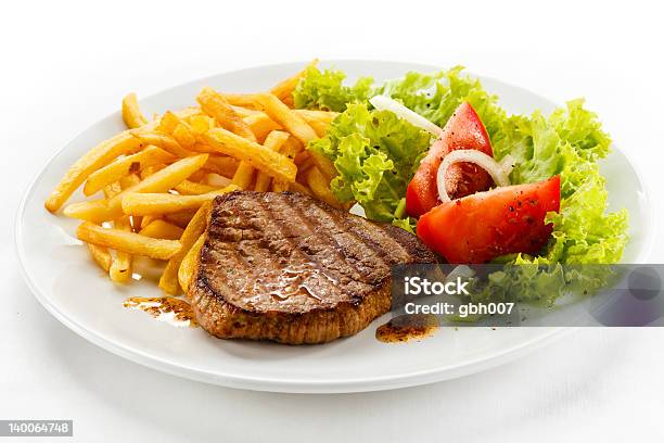 Gegrilltes Beefsteak Pommes Frites Und Gemüse Stockfoto und mehr Bilder von Pommes frites - Pommes frites, Steak, Teller