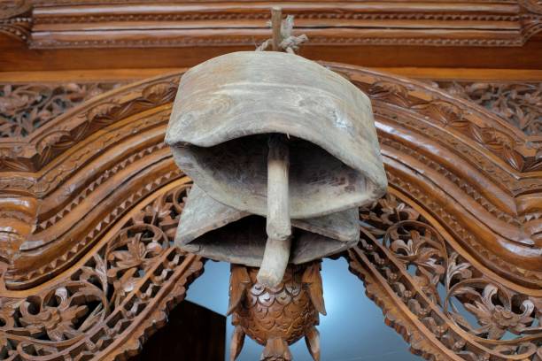 los collares de vaca perchas hechas de madera funcionaban como decoraciones, así como campanas antiguas de la casa. - as bari fotografías e imágenes de stock