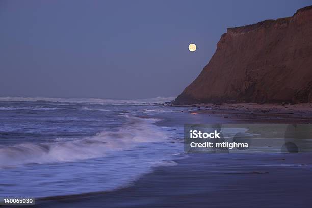 Foto de Moonset No Half Moon Bay e mais fotos de stock de Areia - Areia, Baía, Beleza