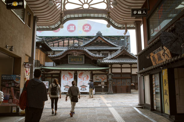łaźnia dogo onsen honkan w remoncie i ulica handlowa w matsuyama, japonia - restoring house scaffolding history zdjęcia i obrazy z banku zdjęć