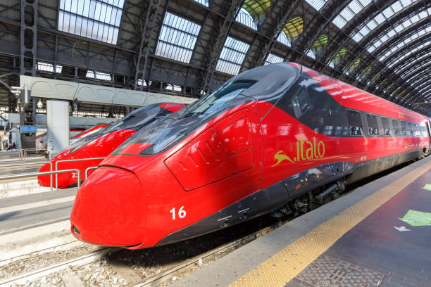 trains à grande vitesse italo etr 675 pendolino de nuovo trasporto viaggiatori ntv à la gare milano centrale de milan, italie - alstom photos et images de collection