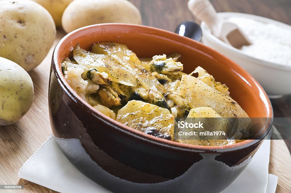 Tiella de batatas, arroz e mexilhões. - Foto de stock de Batata - Tubérculo royalty-free