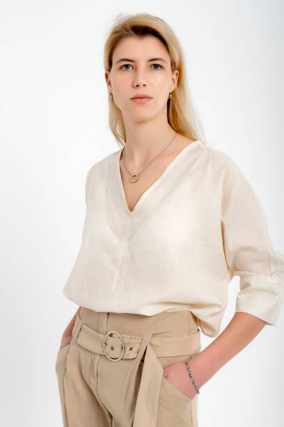 白い背景のスタジオで写真撮影の金髪の女の子。 - white blouse ストックフォトと画像