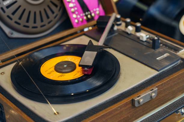 retro-plattenspieler aus den 60er jahren mit vinyl-schallplatten - grammophon stock-fotos und bilder