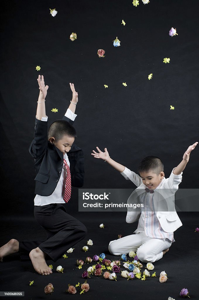 Pouco menino de negócios feliz sorrindo com flor - Foto de stock de Amizade royalty-free