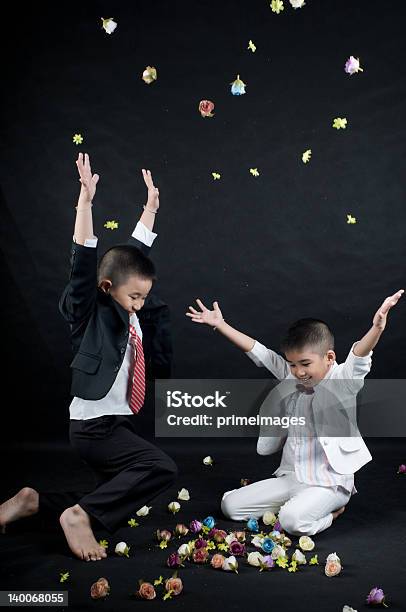 Foto de Pouco Menino De Negócios Feliz Sorrindo Com Flor e mais fotos de stock de Amizade - Amizade, Assistência, Adolescente