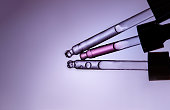 set-aus-kosmetischer-pipette-mit-essenz-
