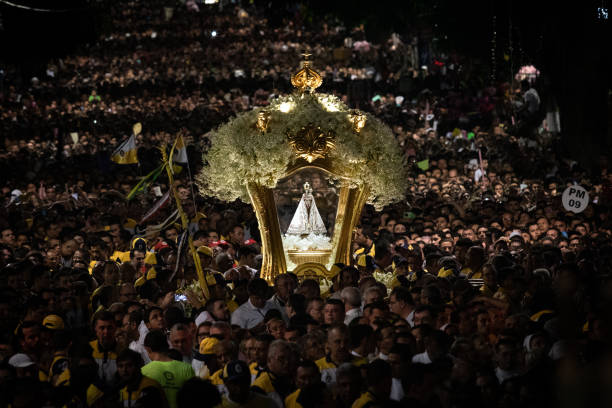 Berlinda and Crowd of people at Círio de Nazaré 2015 Crowd of people following the statue of Our Lady of Nazareth at Círio de Nazaré, the largest Marian procession in the world, which happens every October in Belém, Pará, Amazon, Brazil. October, 2015. cirio de nazare stock pictures, royalty-free photos & images