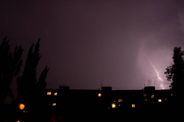 우크라이나에 폭우와 천둥과 함께 밤에 번개, 밤하늘에 도시 번개 - lightning house storm rain 뉴스 사진 이미지