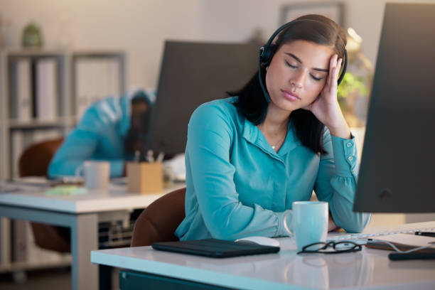 One young caucasian call centre telemarketing agent sleeping in an office. Businesswoman feeling overworked, tired and demotivated while operating helpdesk. Lazy consultant slacking and ignoring customers by taking a nap. Burnout and stress in workplace un joven agente de telemarketing caucásico del centro de llamadas durmiendo en una oficina. mujer de negocios que se siente sobrecargada de trabajo, cansada y desmotivada mientras opera el servicio de asistencia. consultor perezoso que afloja e ignora a l
