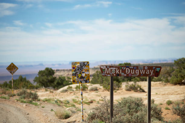 дорожный знак моки дагуэй - moki dugway стоковые фото и изображения