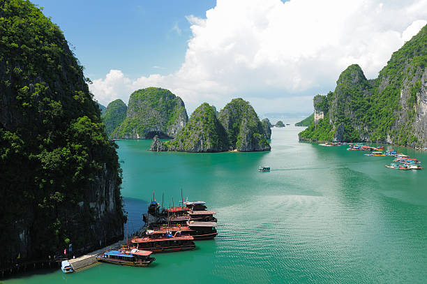 istock Vietnam - Halong Bay 140070403