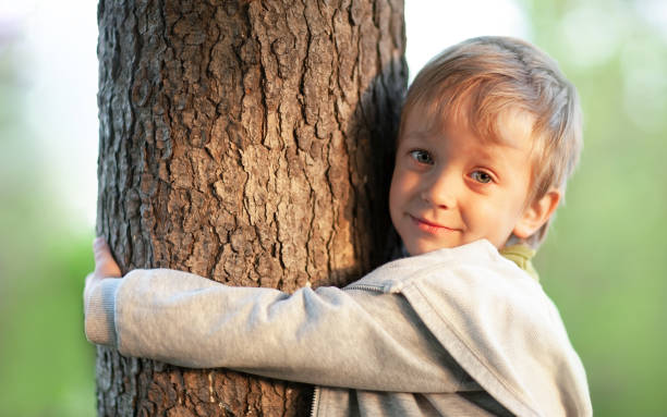 istock the little boy hugging the tree 1400707794