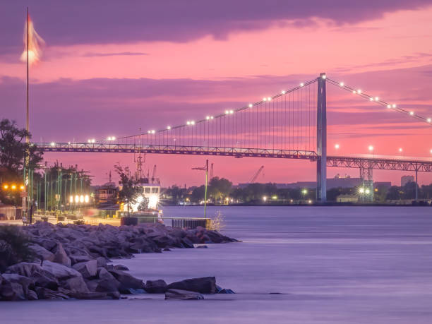 istock Ambassador Bridge at Dusk 1400725038