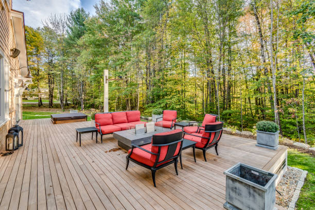 istock Huge low wood deck in back of new home 1400729391