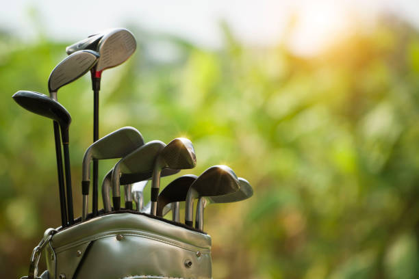 nahaufnahme alter golfbags auf grün. - golf golf club luxury golf course stock-fotos und bilder