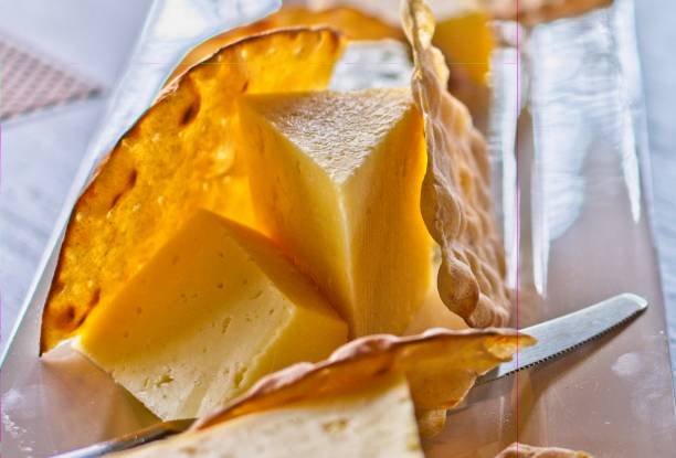 käse mit crackern - cheese portion cracker cheddar stock-fotos und bilder