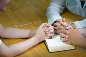 christian-betet-auf-offener-bibel.jpg?b=1&s=170x170&k=20&c=qrvCx6TOhv6s-tN1bbuwdGABQj1UyKW9IrJHtR7d0Oo=
