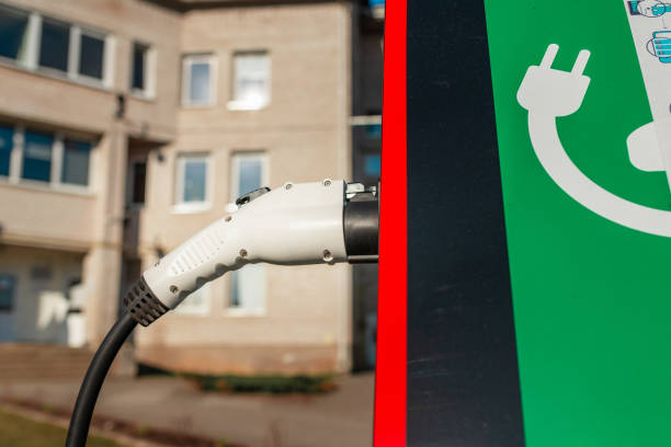 chiudi il cavo di alimentazione per auto elettrica. stazione verde. alimentazione per la ricarica della batteria dell'auto elettrica. messa a fuoco selettiva. primo piano. - 11207 foto e immagini stock