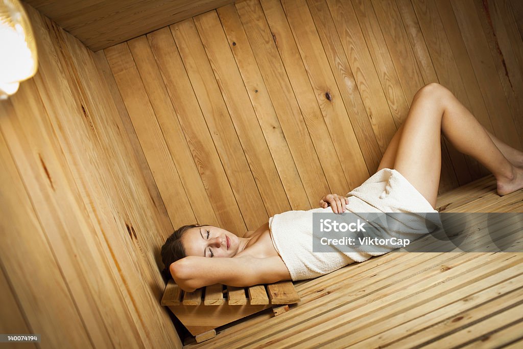 Jeune femme de se détendre dans un sauna - Photo de Adulte libre de droits