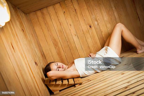 Photo libre de droit de Jeune Femme De Se Détendre Dans Un Sauna banque d'images et plus d'images libres de droit de Adulte - Adulte, Beauté, Chaleur
