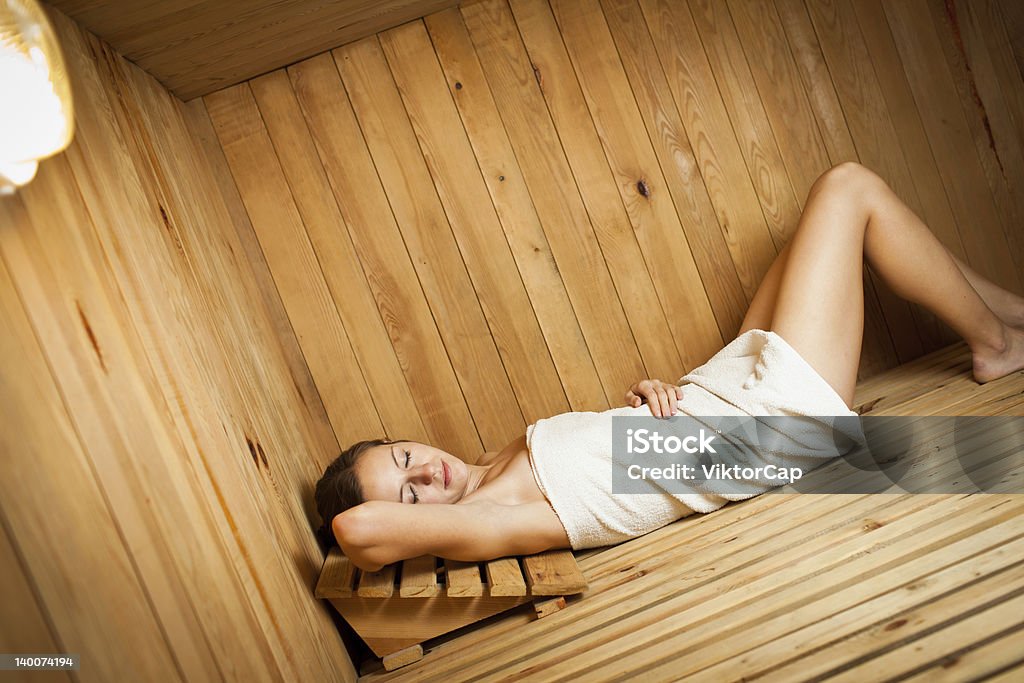 Jovem mulher relaxar em uma sauna - Royalty-free Adulto Foto de stock